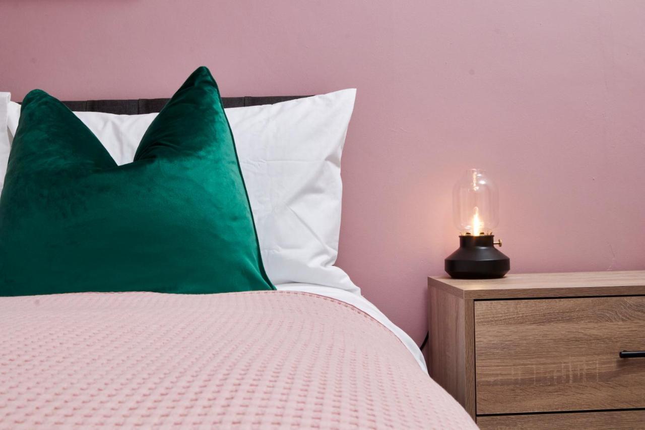 Fantastic Central Stratford Two Bedroom Apartment By Purestay Short Lets & Serviced Accommodation With Parking 外观 照片